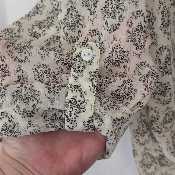 About a Girl Off-White Damask Print Wrap Style Chiffon Blouse Size Extra Large - Picture 4 of 5